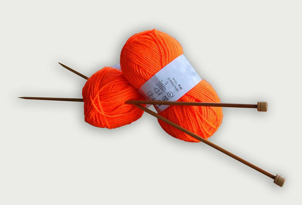 How to hold a crochet hook and yarn