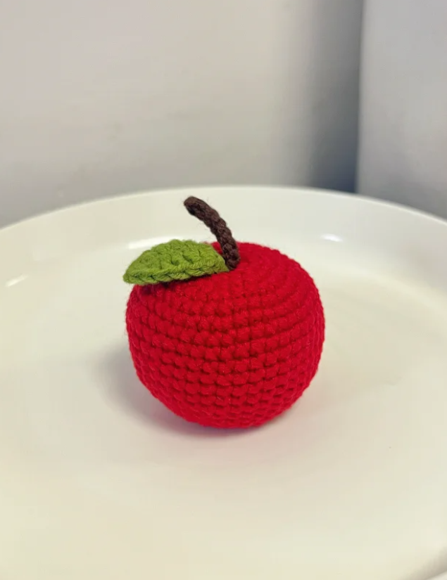 Christmas Eve Must Have Apple Crochet Pattern (free crochet pattern)
