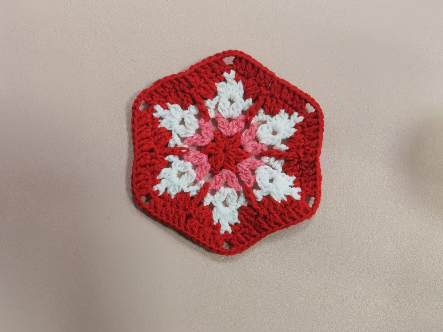 Free Canadian Maple Leaf Snowflake Crochet Granny Grid Pattern (Red Luminous Effect)
