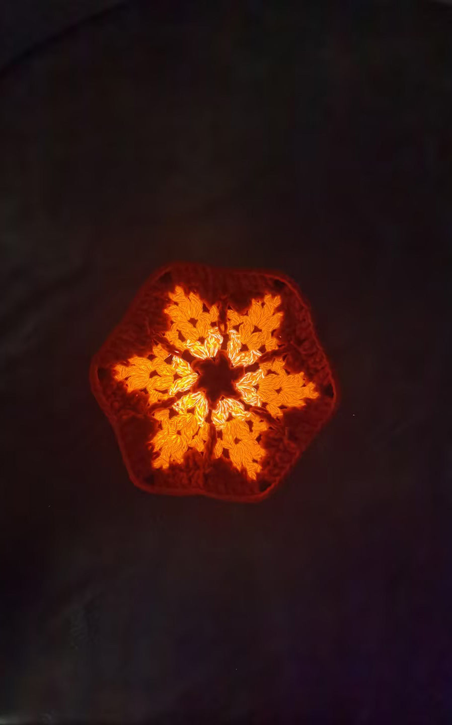 Free Canadian Maple Leaf Snowflake Crochet Granny Grid Pattern (Red Luminous Effect)
