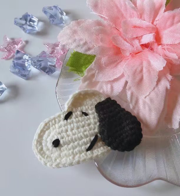 Free Pattern - Snoopy Styled Hair Clips (free crochet pattern)